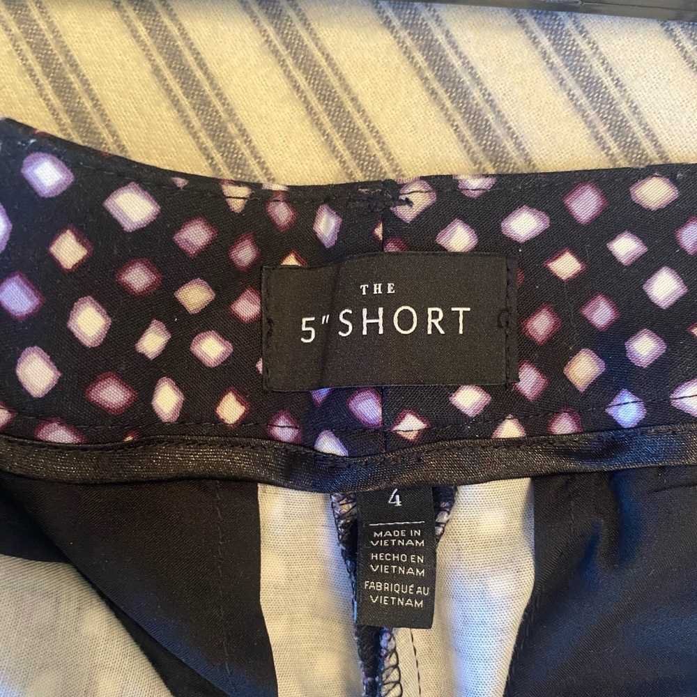 WHITE HOUSE BLACK MARKET 5” short size 4.  New without tags! - Picture 4 of 4